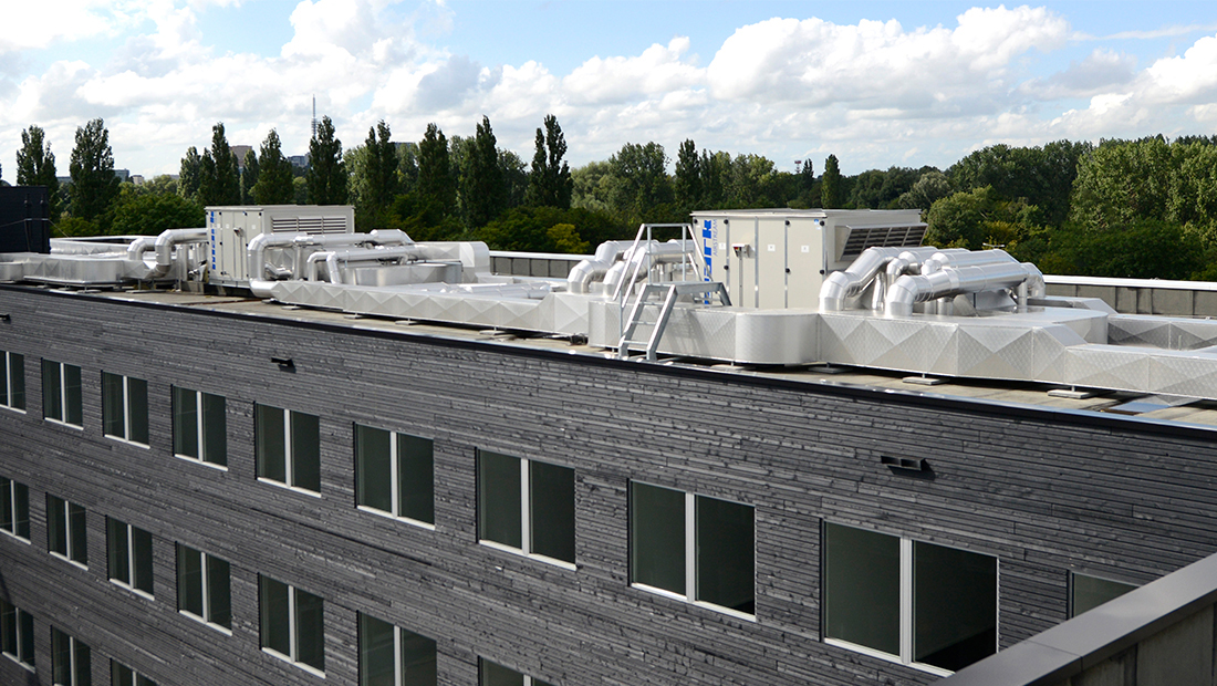 Met vijf Mark AIRSTREAM Plug & Play wtw-units met elk een capaciteit van 14.000 m³/h voor verse lucht voor studenten in het nieuwe wooncomplex AmstelHome.