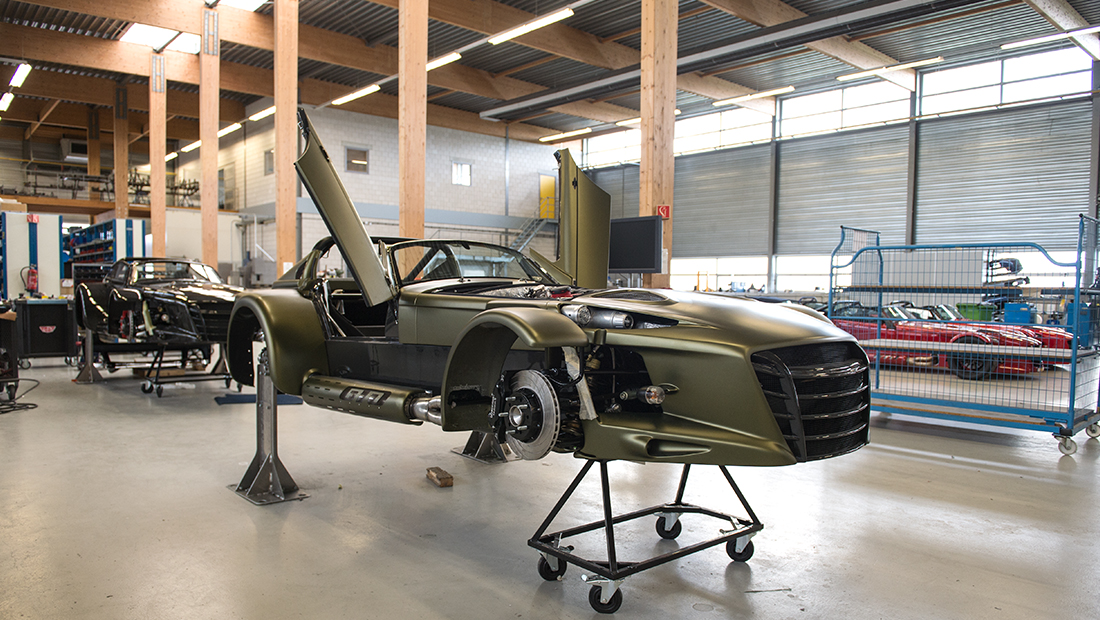 Donkervoort is gelegen langs de A6 in Lelystad en produceert ca. 100 sportwagens per jaar.