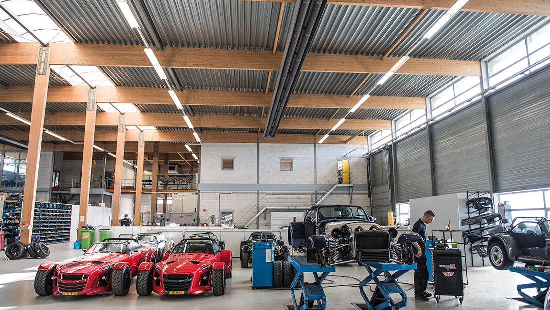 Donkervoort is gelegen langs de A6 in Lelystad en produceert ca. 100 sportwagens per jaar.