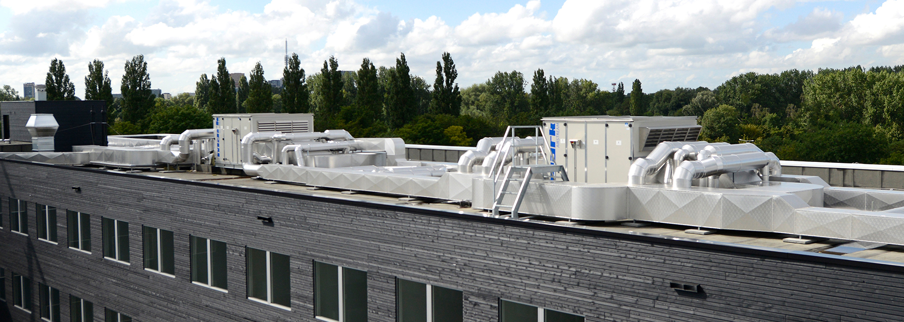 Twee Mark Airstream WTW units op het dak van Amstelhome in Amsterdam