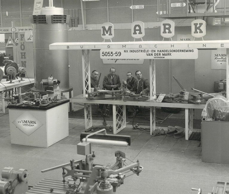 1947: Hydraulische pijpenbuigmachines