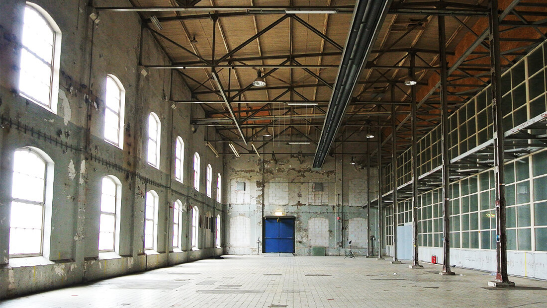 Het uit 1913 stammende gebouw is geheel leeggehaald waardoor het van binnen een ruwe uitstraling heeft.