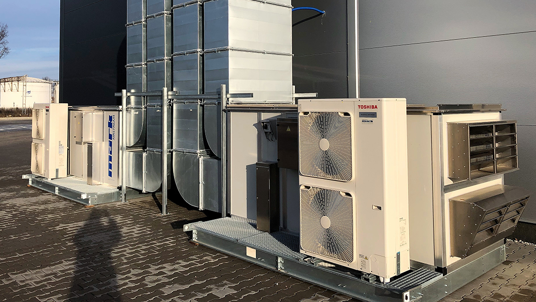 Doordat de koeltechnische werkzaamheden op voorhand al gedaan zijn, kan er tijd en kosten worden bespaard bij de installatie op locatie.