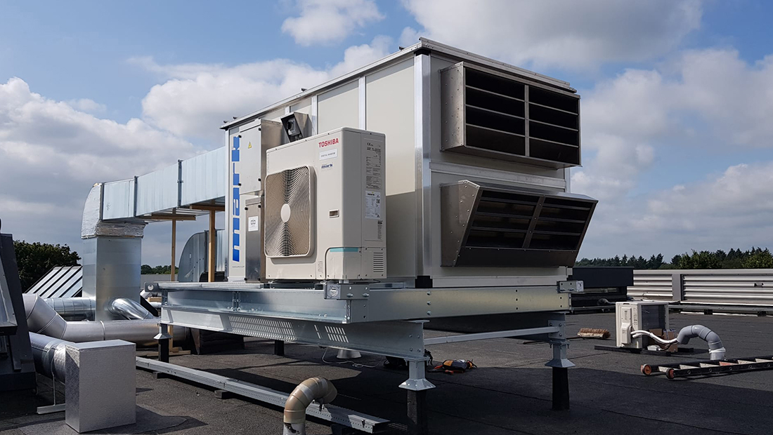 Standaard levert Mark de warmtepompen samen met de unit op één aangebouwd bordes.