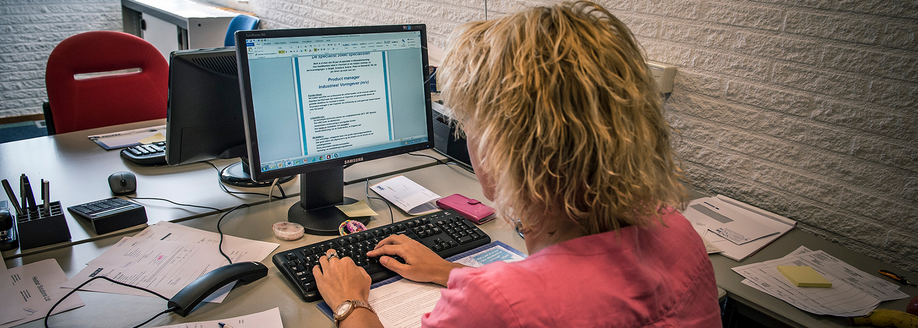 Mevrouw aan het werk achter de computer
