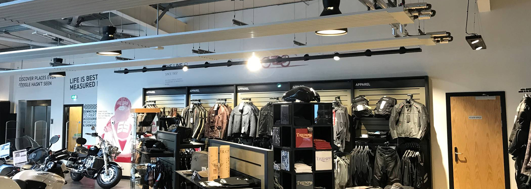 Kleding afdeling showroom West Coast Motors