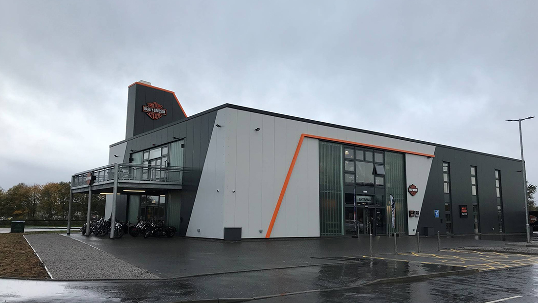In de drie afzonderlijke gebouwen staan de nieuwste en mooiste motorfietsen van de merken Harley-Davidson, Triumph en Ducati.