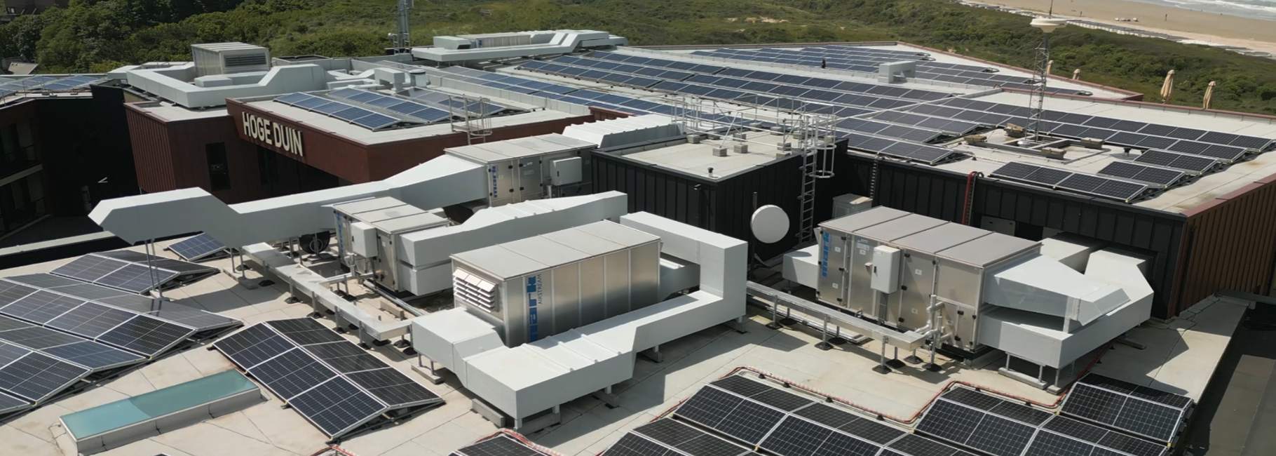 Luchtfoto strandhotel het hoge duin met zonnepanelen en luchtbehandelingskasten
