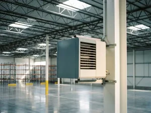 Industriële heteluchtverwarmer op stalen kolom in modern distributiecentrum met betonvloer en daglicht via dakramen.